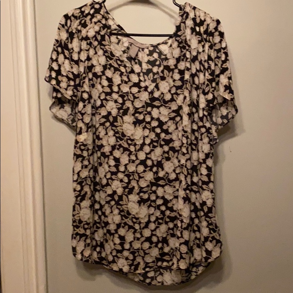 Short sleeve black/white/cream floral blouse